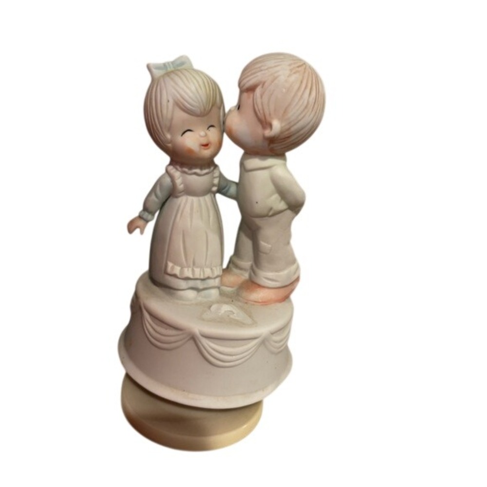 VTG‎ Porcelain Kissing Boy and Girl Musical Figurine - Romantic Kitsch